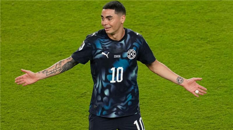 Miguel Almirón hielt sich die Hand vor dem Mund und flog dafür vom Platz.