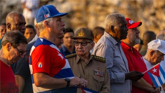 Miguel Diaz-Canel (2.v.l), Präsident von Kuba, und Raul Castro (M), ehemaliger Präsident von Kuba, nehmen an den Feierlichkeiten zum Tag der Arbeit teil.