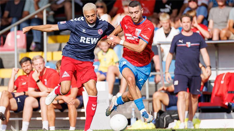 Stürmer Göttel mit Geistesblitz: D/A festigt Platz 2 Miguel Fernandes muss in der ersten Halbzeit treffen. Er vergibt zwei Hundertprozentige.