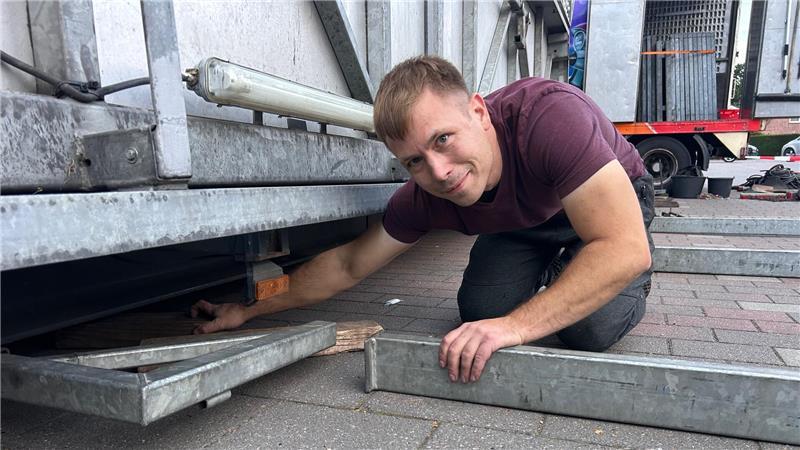 Oldendorfer Herbstmarkt eröffnet: Drei Männer bewegen 30 Tonnen Miguel Mantau schiebt nach Tüv-Vorgabe Stützen unter die Stahlträger.