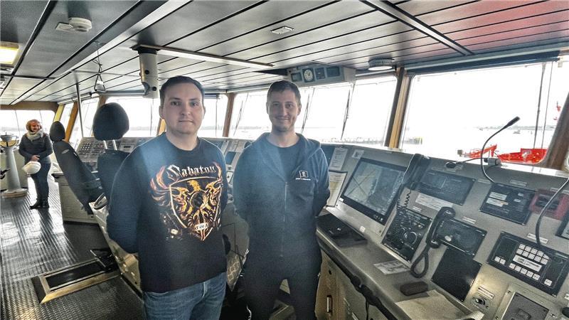 Das Leben der Seeleute: Mit der Seemannsmission an Bord im Stader Hafen Mihai Tocitu (links), 3. Offizier, und Daniel Brosek, 1. Offizier, auf der Brücke der Agnes Essberger.