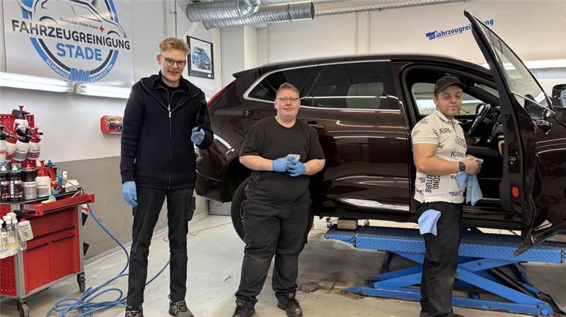 Mika, Jessica und David bringen in der Fahrzeugreinigung Autos zum Glänzen.