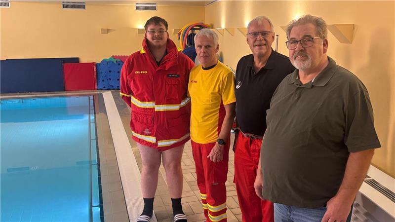 Nie mehr kalte Füße: Seepferdchen-Kids schwimmen in neuem Becken Mike Böckel (von links), Ralf Siebert und Hans-Christian Mischok von der DLRG Fredenbeck gemeinsam mit Michael Stephan vom Verein für Rehasport und Gesundheitsförderung vor dem Becken.