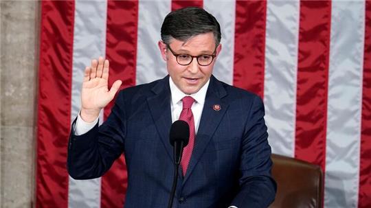 Mike Johnson wird als Vorsitzender des US-Repräsentantenhauses vereidigt.