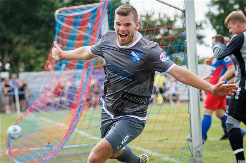 Hammah fertigt seinen Verfolger ab Mike Pye krönte Hammahs Gala-Auftritt beim Grodener SV mit dem 6:0. Foto: Struwe (Archiv)