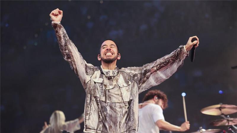 Linkin Park feiern Comeback in Hamburg - Sängerin im Fokus Mike Shinoda begrüßte die Fans schon vor dem ersten Song.