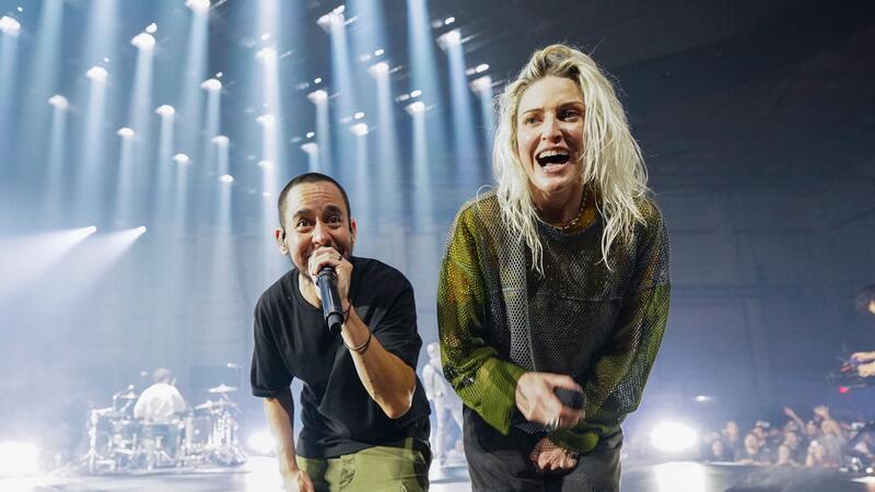 Linkin Park auf Platz eins der Single-Charts Mike Shinoda (l) und Emily Armstrong, die neue Frontfrau von Linkin Park.