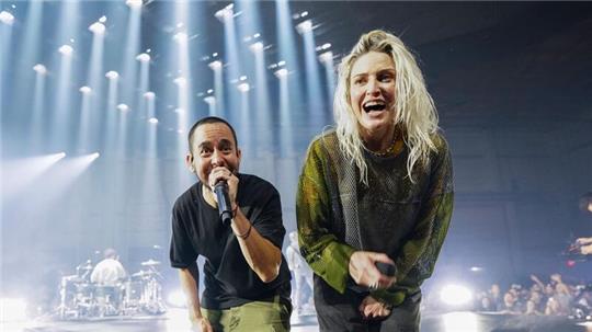 Mike Shinoda (l) und Emily Armstrong, die neue Frontfrau von Linkin Park.
