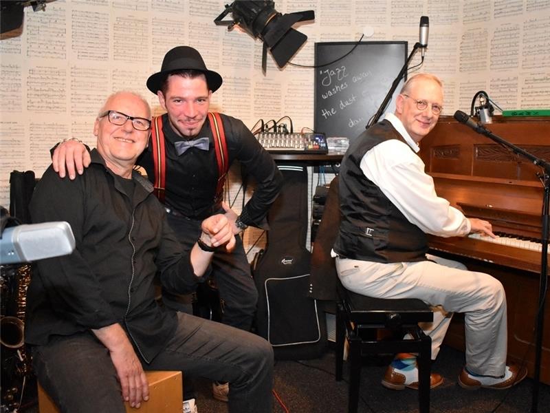 (Fast)-Lautlos-Konzert bereichert Pistennacht in Buxtehude Mike und Boogie-Doctor Michel Rausch heizen bei Jan Sauerwein (Mitte) im „Bebop“ am Ostfleth an.