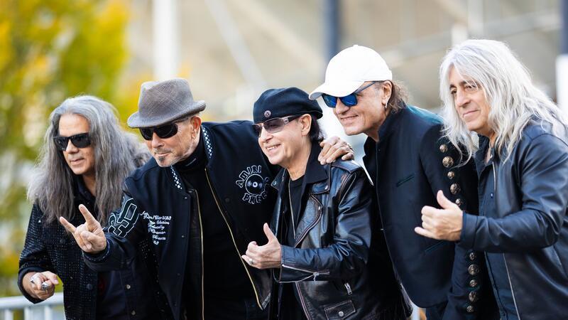 Mikkey Dee, hier rechts im Bild, mit den Scorpions.