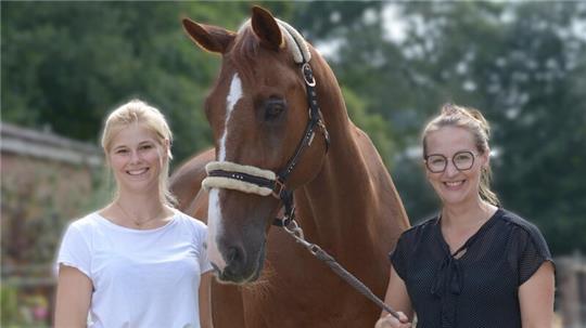 Mila Koböck (19) übernimmt das erfolgreiche Fredenbecker Team von Gesa Bührig (39). Pferd Capitain Claus wurde mit dem Zusatz OLD als besonders erfolgreiches Oldenburger Sportpferd geehrt.