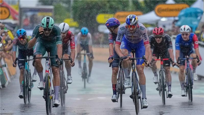 Sprinter Bauhaus entgeht Sturz-Chaos - Milan gewinnt Milan landete nur knapp vor Jordi Meeus.