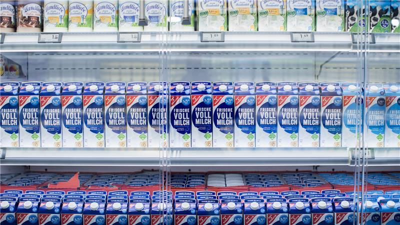 Milch im Kühlregal in einer Edeka-Filiale: Auf den Packungen soll künftig genauer erkennbar sein, was wirklich drinsteckt.