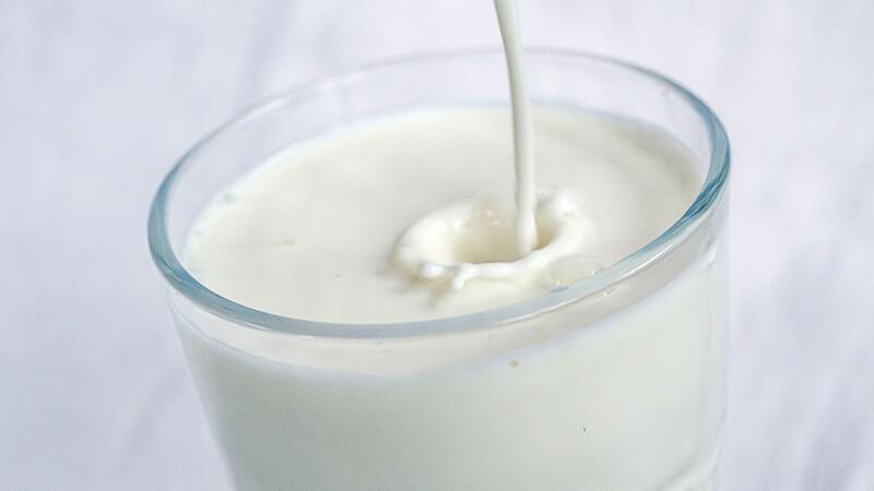 Studie: Wie Milchkonsum das Darmkrebs-Risiko senkt Milch und bestimmte Milchprodukte können das Risiko für Dickdarmkrebs wohl etwas verringern. (Archivbild)