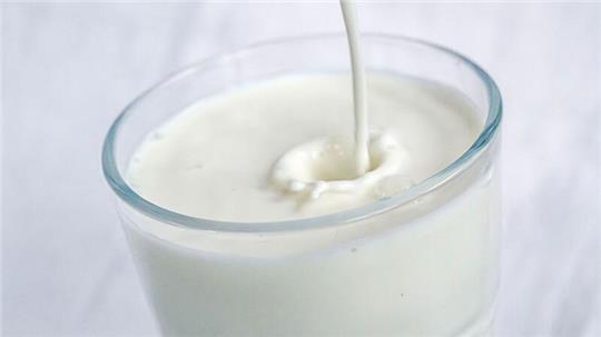 Milch und bestimmte Milchprodukte können das Risiko für Dickdarmkrebs wohl etwas verringern. (Archivbild)