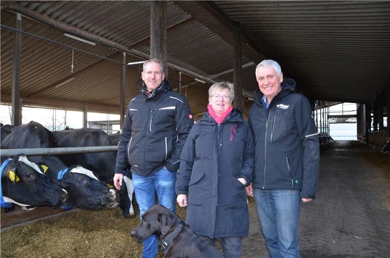 Milchhof mit zwei Chefs (von links): Carsten, Gundi und Klaus Wist.