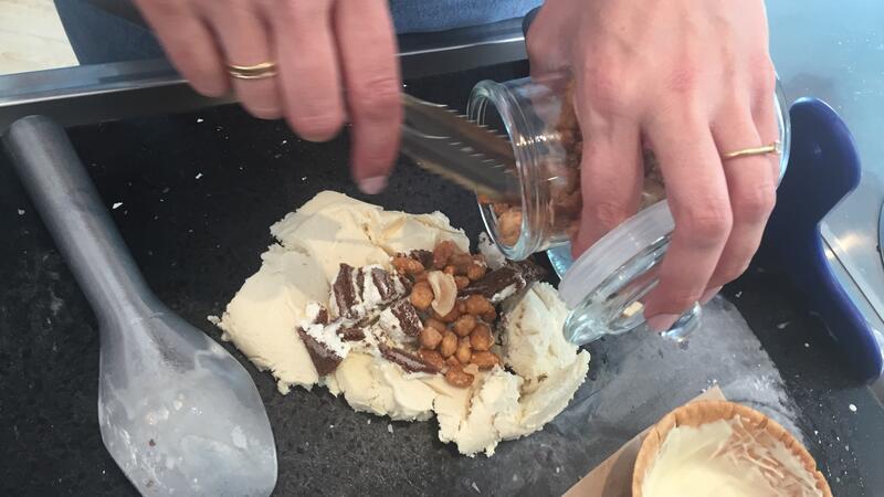 Milchschnitte und salzige Nüsse mit Vanilleeis: Auf dem Coldstone wird alles zusammengemixt.