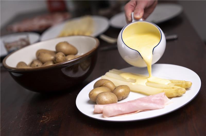 Milder Schinken, milder Spargel: Kochschinken zum weißen Spargel ist vor allem im Süden Deutschlands populär. Foto: Florian Schuh/dpa-tmn