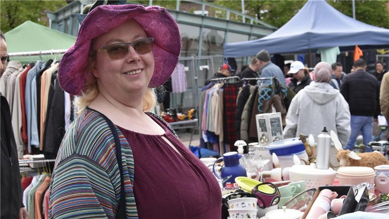 Zum Muttertag auf Schnäppchenjagd in Stade: Kunst, Krempel und Klamotten Mildred Wölbern sucht gezielt nach Schleichfiguren.