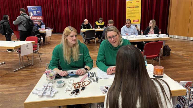 Milena Bargsten (links) und Diana Klein vom Stader Bauunternehmen Lindemann hätten sich mehr Interessenten für Jobs im Handwerk gewünscht.