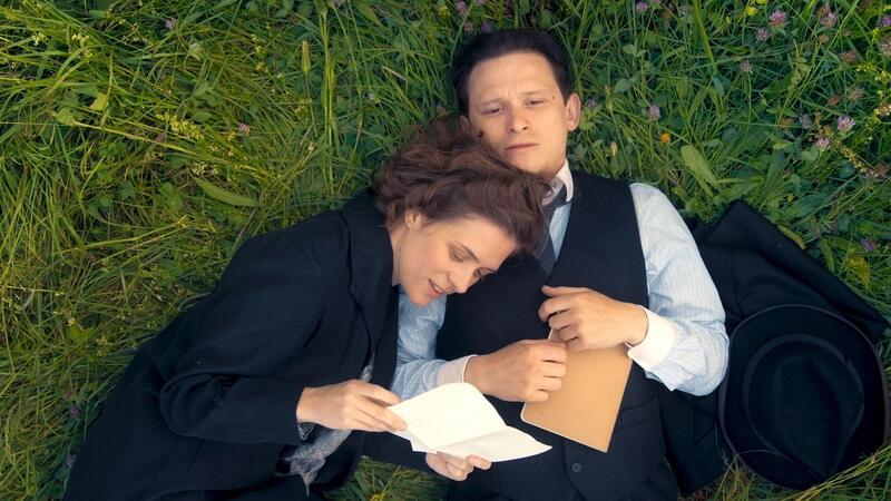 „Betrachten Sie mich als Traum“ - Mini-Serie über Kafka Milena Jesenska (Liv Lisa Fries) und Franz Kafka (Joel Basman) in einer Szene aus „Kafka“.