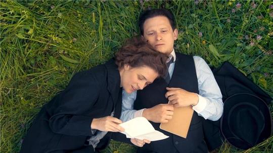 Milena Jesenska (Liv Lisa Fries) und Franz Kafka (Joel Basman) in einer Szene aus „Kafka“.