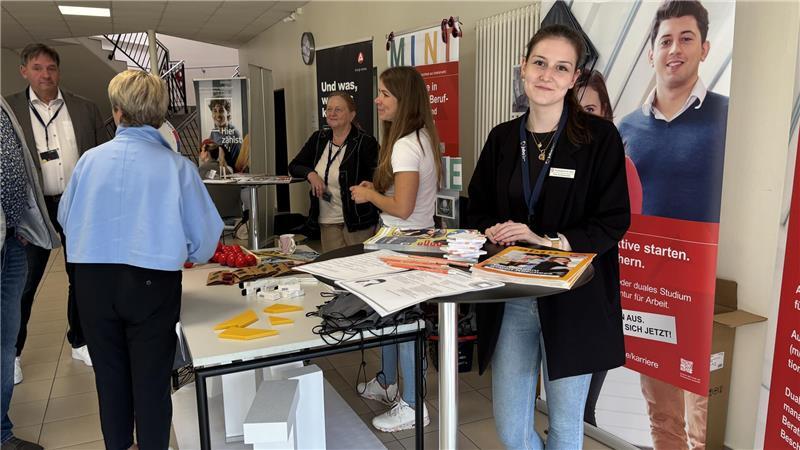 Nachwuchs händeringend gesucht: Was ist Stader Azubis heutzutage wichtig? Milena Schneehuber hat nach dem Abitur eine Ausbildung bei der Agentur für Arbeit angefangen. „Der Job ist sehr vielfältig“, sagt sie.