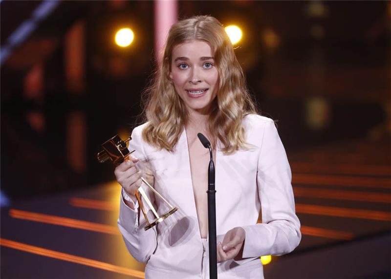 Milena Tscharntke erhält den Nachwuchspreis im Rahmen des jährlichen deutschen Film- und Fernsehpreises "Goldene Kamera" der Zeitschrift "HoerZu". Foto: Hannibal Hanschke/Reuters Pool/dpa
