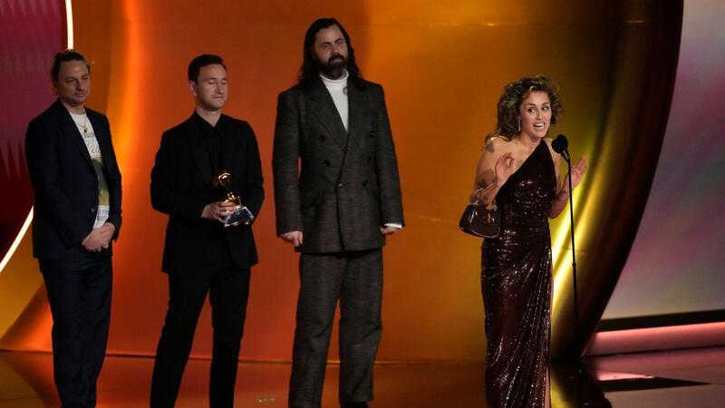 Taylor Swift schreibt mit viertem Album Grammy-Geschichte Miley Cyrus hat den begehrten Grammy für die Aufnahme des Jahres gewonnen. Die 31-Jährige erhielt den Preis für ihren Hit „Flowers“.