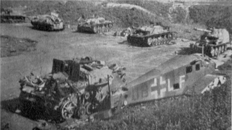 Sensationsfund in Nordholz: Bagger legt alten Wehrmachtpanzer frei Militärfahrzeuge nach Kriegsende auf dem Nordholzer Fliegerhorst. Die Aufnahme zeigt vier Sturmgeschütze III (Sd.Kfz. 142) sowie einen Jagdpanzer Marder III auf der rechten Seite. Quer im Bild positioniert ist zudem ein Jagdpanzer 38 Hetzer zu erkennen. Bei dem Flugzeug handelt es sich um eine Junkers W 34. Das Bild ist auf der Festungswerke-Seite von Martin Brütt veröffentlicht.