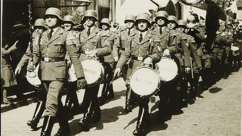 Militarisierung: Schon 1937, zwei Jahre vor Beginn des Zweiten Weltkriegs, paradiert die neu in Stade stationierte Fliegerersatzabteilung durch die Straßen der Altstadt.