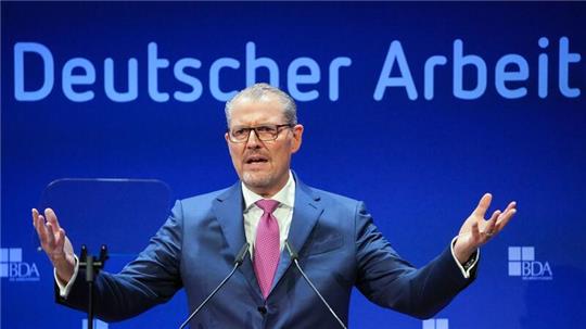 Milliardenlöcher im Haushalt: Arbeitgeberpräsident Rainer Dulger hat die Bundesregierung zu Einsparungen im Verwaltungsbereich aufgefordert (Archivbild).