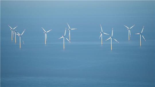Milliardenschwere Windkraftprojekte vor der deutschen Küste könnten wegen geänderter Rahmenbedingungen auf der Kippe stehen. (Archivbild)