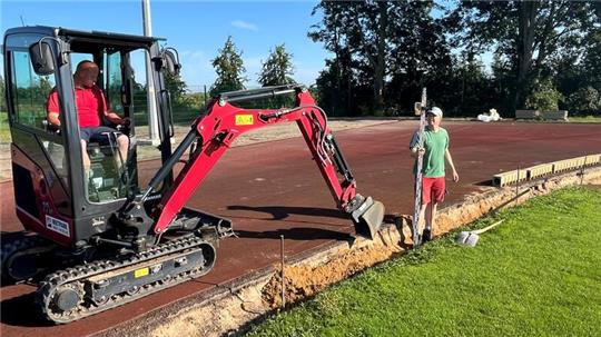 Millimeterarbeit: Jens Bartels (links) und Marco Rosenberg aus Norden arbeiten an der Entwässerung der Laufbahn am Schulzentrum Jork.