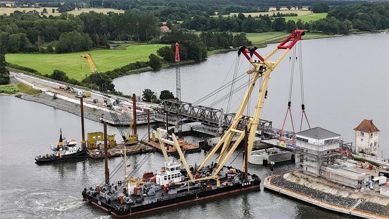 Millimeterarbeit mit 120-Tonnen-Bauteil.