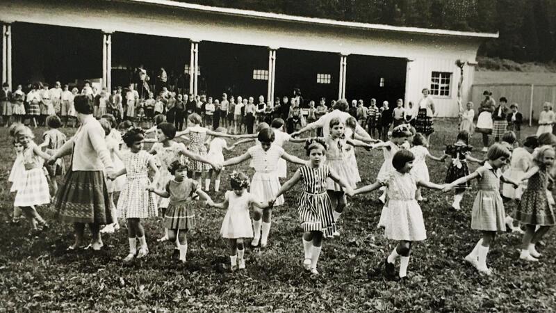 Das Leid der Verschickungskinder aus dem Kreis Stade Millionen Kinder wurden in Deutschland verschickt, auch aus dem Kreis Stade. Dieses undatierte Foto zeigt Kinder beim Tanzen in einem Kurheim in Bad Dürrheim im Jahr 1959. (Symbolbild)