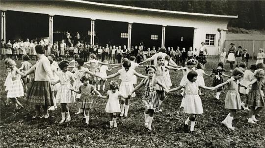 Millionen Kinder wurden in Deutschland verschickt, auch aus dem Kreis Stade. Dieses undatierte Foto zeigt Kinder beim Tanzen in einem Kurheim in Bad Dürrheim im Jahr 1959. (Symbolbild)