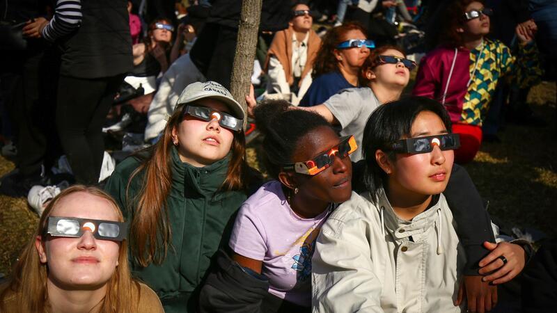 Millionen Menschen sehen totale Sonnenfinsternis Millionen Menschen in Mexiko, den USA und Kanada konnten die Sonnenfinsternis miterleben.