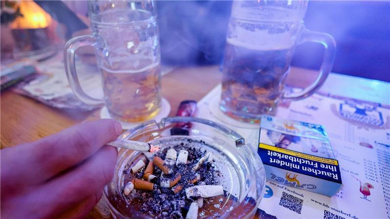 Suchtbericht: Deutschland hat ein Alkohol- und Tabakproblem Millionen Menschen konsumieren Alkohol und Zigaretten in riskantem Ausmaß. (Symbolbild)