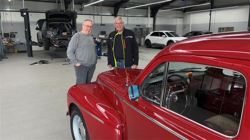 Sein Herz schlägt für den Buckel-Volvo: Autohaus Bröhan feiert treuen Mitarbeiter Millioneninvestition: Bürgermeister Matthias Riel besichtigt den Betrieb in Königreich nach dem Neu- und Umbau und bestaunt den Oldtimer.
