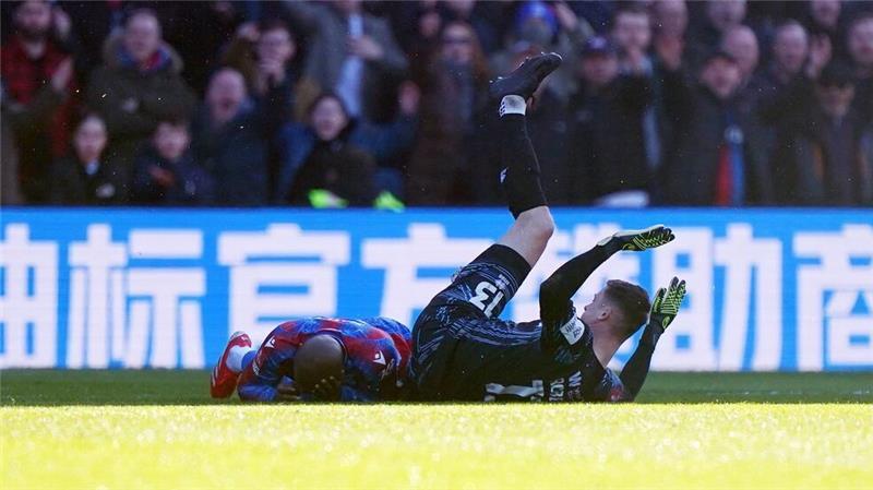 Millwall-Torhüter Liam Roberts sieht für sein Foul die Rote Karte - aber erst nach einem VAR-Eingriff.