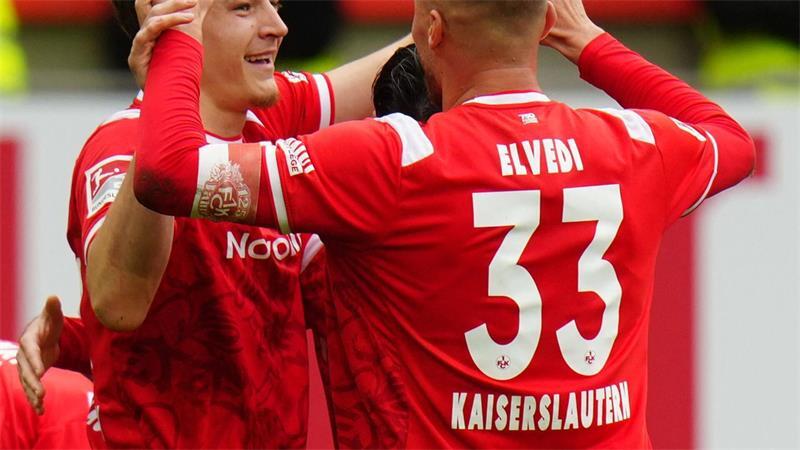 Milos Lukovic (links) jubelt mit Jan Elvedi über sein Tor zum 1:0.
