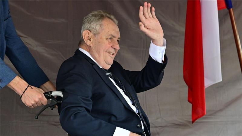 Sudetendeutscher Tag in Brünn ein „historisches Signal“ Miloš Zeman, ehemaliger Staatspräsident von Tschechien, wurde bei der Demo gegen den Sudetendeutschen Tag im Rollstuhl auf das Podium geschoben.