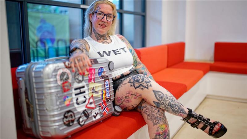 FKK-Swinger-Urlaub mit Stadtrat startet - Mimi ist dabei „Mimi“ sitzt kurz vor der Abreise ins französische Cap d’Agde mit ihrem Koffer im Mannheimer Rathaus.