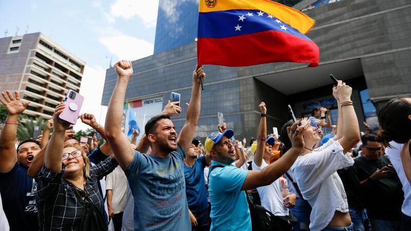 Maduro über Oppositionsführer: „Müssten hinter Gittern sein“ Mindestens 11 Menschen sind bei Protesten gegen das Wahlergebnis getötet worden