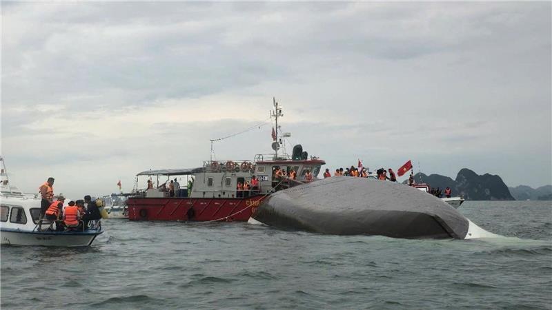 Ausflugsboot kentert in Halong-Bucht: Tote und Vermisste Mindestens 18 Menschen sind bei dem Bootsunglück in der Halong-Bucht gestorben. Rettungskräfte suchen nach weiteren Vermissten.