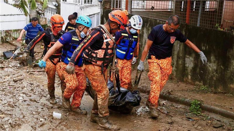 Mindestens drei Menschen sind durch „Kalmaegi“ ums Leben gekommen.