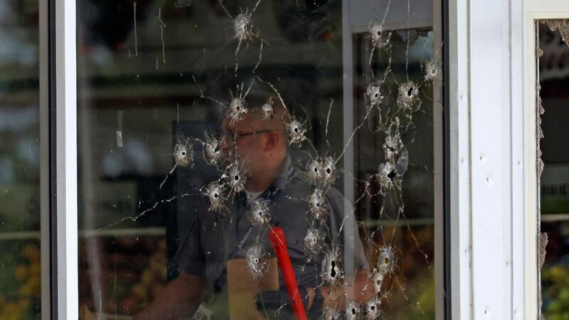 Mindestens drei Menschen wurden erschossen und zehn weitere verletzt.