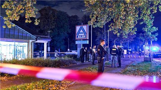 Mindestens eine Person wurde verletzt und in ein Krankenhaus gebracht. 