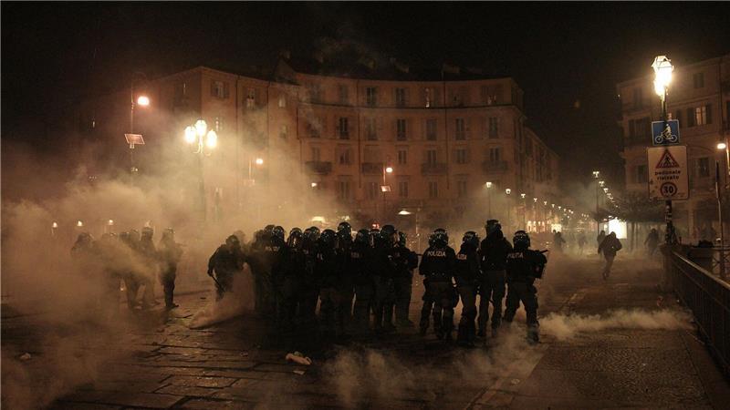 Mindestens elf Polizisten wurden bei den Krawallen verletzt.